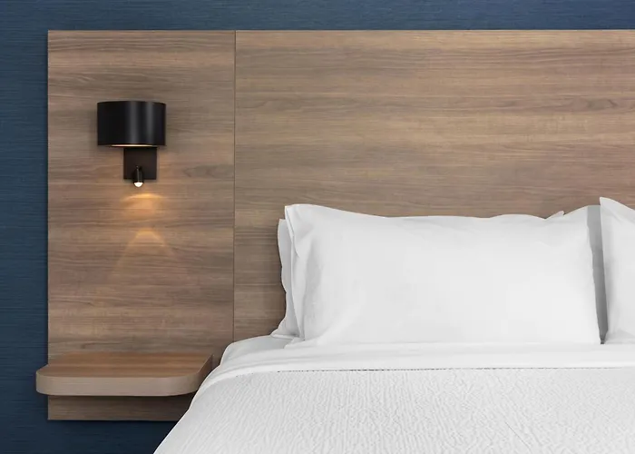 Holiday Inn Express Montreal Airport - St-Laurent By Ihg
